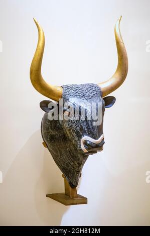 Minoan libation vase, or Rhyton, made of serpentine, in the shape of a bulls head with inlayed eyes and muzzle. From Knossos,  new palace period, 1600 Stock Photo