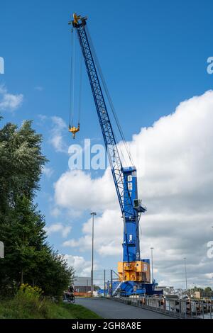 Kran auf dem Gelände eines Herstellers von Winkraftanlagen am Kiel Canal Stock Photo