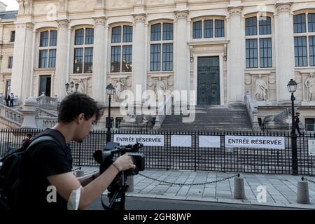 Camerman and photographers from the press at courthouse of the Palais de Justice, waiting for the Minister of Justice to come after he visited the hearing room dedicated to the great trial of the accused of the Paris Attacks that took place in Paris on November 13th 2015. Paris, France, September 6th, 2021. Photo by Daniel Derajinski/ABACAPRESS.COM Stock Photo