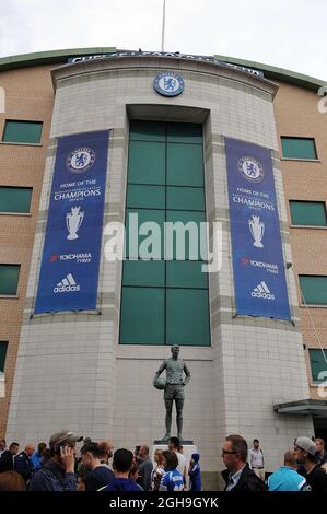 Image #: 38604397    Aug. 5, 2015 - London, United Kingdom - Chelsea FC new club sponsor for the 2015-16 Premier League season outside the stamford bridge stadium, near the famous Peter Osgood Statue.- Pre Season Friendly - Chelsea vs Fiorentina - Stamford Bridge Stadium - London - England - 5th August 2015 - Stock Photo