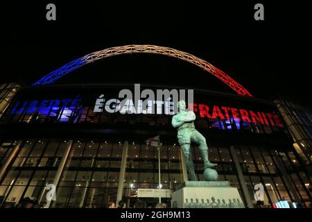 Image #: 40988626    Nov. 17, 2015 - London, United Kingdom - England's Bobby Moore statue under the tricolor arch..International Friendly Match- England v France - Wembley Stadium - England - 17th November 2015 - Picture David Klein Stock Photo