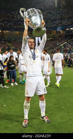 Gareth Bale of Real Madrid lifts the UEFA Champions League Trophy at the Giuseppe Meazza Stadium, Milan, Italy. Photo credit should read: David Klein/Sportimage via PA Images Stock Photo