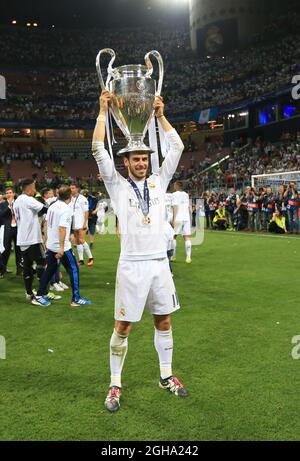 Gareth Bale of Real Madrid lifts the UEFA Champions League Trophy at the Giuseppe Meazza Stadium, Milan, Italy. Photo credit should read: David Klein/Sportimage via PA Images Stock Photo