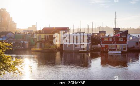 Homes on the water at a Floating Pier in Fisherman's Wharf Park Stock Photo