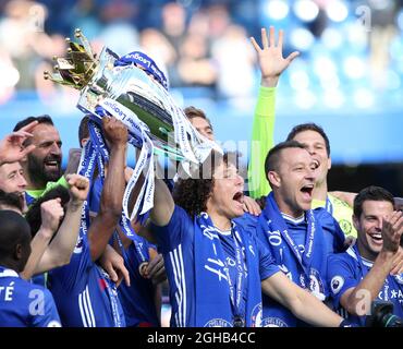 Chelsea's David Luiz celebrates with the trophy during the Premier League match at Stamford Bridge Stadium, London. Picture date: May 18th, 2017. Pic credit should read: David Klein/Sportimage via PA Images Stock Photo