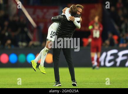 Neymar of Paris Saint-Germain celebrates with manager Thomas Tuchel at full time during the UEFA Champions League Group C  match at the Parc des Princes Stadium, Paris. Picture date: 28th November 2018. Picture credit should read: Matt McNulty/Sportimage  via PA Images Stock Photo