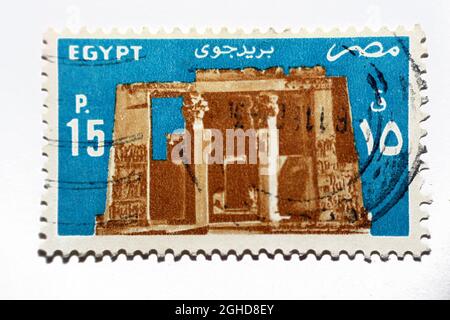 A postage stamp printed in Egypt shows Temple of Horus, Edfu, Landmarks, Symbols and Artworks series, circa 1985 isolated on white background with ins Stock Photo