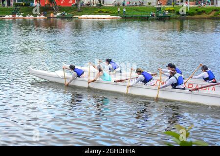 Salvador, Bahia, Brazil - August 03, 2014: Women practicing rowing canoeing in the standing waters of Dique do Tororo in Salvador, Bahia. Stock Photo