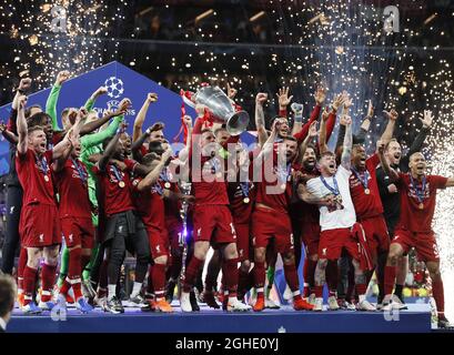 Liverpool's Jordan Henderson lifts the trophy during the UEFA Champions League match at Wanda Metropolitano Stadium, Madrid. Picture date: 1st June 2019. Picture credit should read: David Klein/Sportimage via PA Images Stock Photo