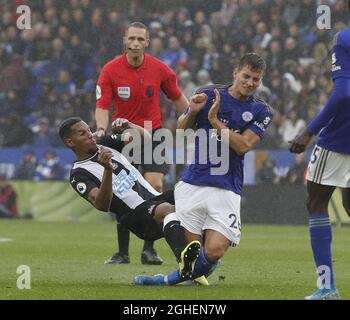 Kilauea Mountain Muligt der Isaac Hayden of Newcastle United tackles Dennis Praet of Leicester City and  earns a red card