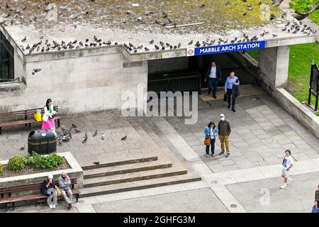 London, England - August 2021: Aerial view of one of the entrances to Marble Arch Underground Station. Pigeons are roosting on the roof Stock Photo