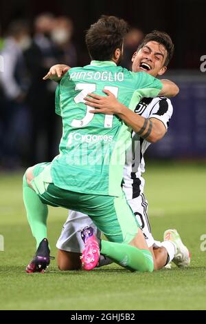 Bologna, Italy, 23rd May 2021. Carlo Pinsoglio and Paulo Dybala of Juventus celebrate after news of results from elsewhere confirmed the club's qualification for the UEFA Champions League following the Serie A match at Renato Dall'Ara, Bologna. Picture credit should read: Jonathan Moscrop / Sportimage via PA Images Stock Photo