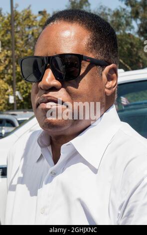 Thousand Oaks, California, USA. 06th Sep, 2021. LARRY ELDER, the leading Republican challenger in the recall election of California Governor Gavin Newsom, arrives to deliver a campaign speech in a parking lot of the Oaks Mall.(Credit Image: © Brian Cahn/ZUMA Press Wire) Stock Photo