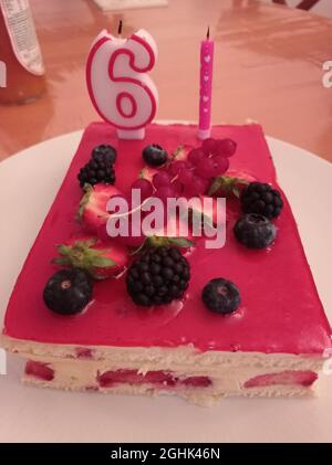 Gâteau d'anniversaire pour 61 ans , un framboisier, France. Stock Photo
