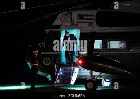 Washington, DC, USA. 6th Sep, 2021. U.S. President Joe Biden arrives on Marine One on the South Lawn of the White House in Washington, DC, U.S., on Monday, Sept. 6, 2021. White House Chief of Staff Ron Klain pushed back against criticism that the Biden administration is rushing booster shots ahead of scientific evidence. Credit: Al Drago/Pool via CNP/dpa/Alamy Live News Stock Photo