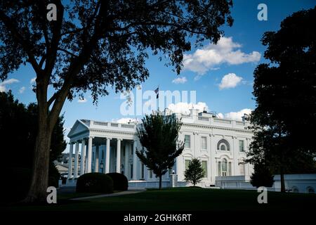 Washington, DC, USA. 6th Sep, 2021. The White House in Washington, DC, U.S., on Monday, Sept. 6, 2021. White House Chief of Staff Ron Klain pushed back against criticism that the Biden administration is rushing booster shots ahead of scientific evidence. Credit: Al Drago/Pool via CNP/dpa/Alamy Live News Stock Photo