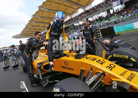 Jolyon Palmer (GBR) Renault Sport F1 Team RS16 on the grid.  Malaysian Grand Prix, Saturday 2nd October 2016. Sepang, Kuala Lumpur, Malaysia.  02.10.2016. Formula 1 World Championship, Rd 16, Malaysian Grand Prix, Sepang, Malaysia, Sunday.  Photo credit should read: XPB/Press Association Images. Stock Photo