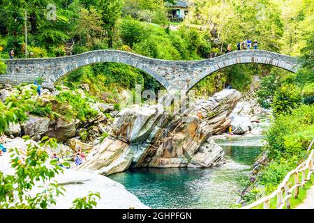 Ponte dei Salti - Römerbrücke Die Ponte dei Salti ist eine Fussgängerbrücke über die Verzasca in Lavertezzo im Schweizer Kanton Tessin. Die Steinbrück Stock Photo