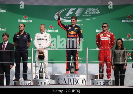 scuderia-ferrari-sf23-no55-