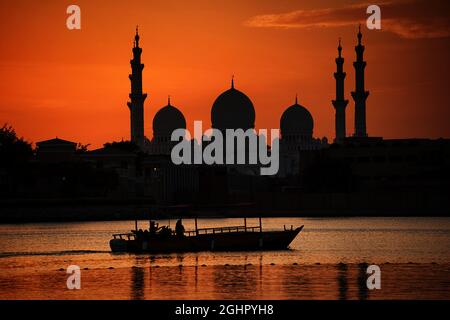 Scenic Abu Dhabi.                                Abu Dhabi Grand Prix, Thursday 23rd November 2017. Yas Marina Circuit, Abu Dhabi, UAE. Stock Photo