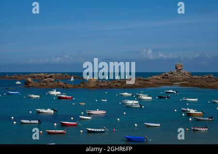 Rock formation Le De, cube, boats in the port of Tregastel, Cote de Granit Rose, Cotes d'Armor, Brittany, France Stock Photo