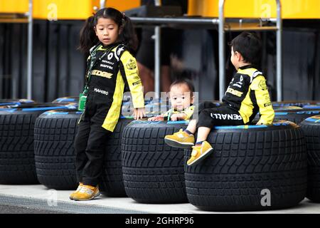 Young Renault Sport F1 Team fans.  05.10.2018. Formula 1 World Championship, Rd 17, Japanese Grand Prix, Suzuka, Japan, Practice Day.  Photo credit should read: XPB/Press Association Images. Stock Photo