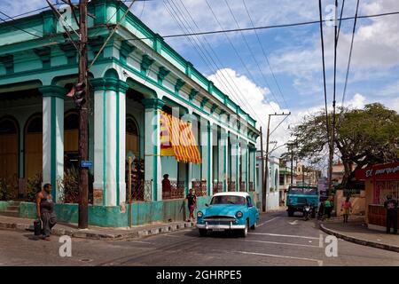 Street scene, people, Cubans, vintage cars, colonial buildings, colourful, morbid, picturesque, telegraph poles with cables, Pinar del Rio, Pinar del Stock Photo