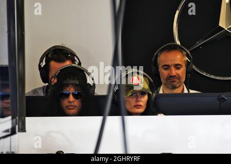 Slash (Saul Hudson), Guns N Roses lead guitarist, in the Mercedes AMG F1 garage.  24.11.2018. Formula 1 World Championship, Rd 21, Abu Dhabi Grand Prix, Yas Marina Circuit, Abu Dhabi, Qualifying Day.  Photo credit should read: XPB/Press Association Images. Stock Photo