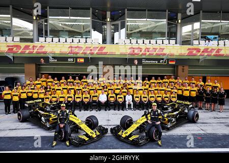 Carlos Sainz Jr (ESP) Renault Sport F1 Team RS18 and Nico Hulkenberg (GER) Renault Sport F1 Team at a team photograph.  Abu Dhabi Grand Prix, Sunday 25th November 2018. Yas Marina Circuit, Abu Dhabi, UAE.  25.11.2018. Formula 1 World Championship, Rd 21, Abu Dhabi Grand Prix, Yas Marina Circuit, Abu Dhabi, Race Day.  Photo credit should read: XPB/Press Association Images. Stock Photo