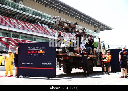 The Red Bull Racing RB15 of Dan Ticktum (GBR) Red Bull Racing Test Driver is recovered back to the pits on the back of a truck.  15.05.2019. Formula One In Season Testing, Day Two, Barcelona, Spain. Wednesday.  Photo credit should read: XPB/Press Association Images. Stock Photo