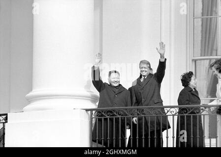 Deng Xiaoping, Vice Premier of China and U.S. President Jimmy Carter waving from Balcony at White House, First Ladies Zhuo Lin and Rosalynn Carter on right, Washington, D.C., USA, Warren K. Leffler, Thomas J. O'Halloran, Marion S. Trikosko, January 29, 1979 Stock Photo