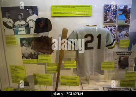 Roberto clemente hall of fame hi-res stock photography and images - Alamy