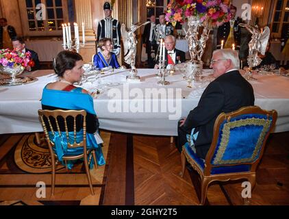 Sweden's foreign Minister Ann Linde (L) at the table with German President Frank-Walter Steinmeier during the State Banquet at the Royal Palace in Stockholm, Sweden, on Sept. 07 2021. The German presidential couple arrived in Sweden on Tuesday for a three-day state visit.  Photo: Anders Wiklund / TT / kod 10040 Stock Photo