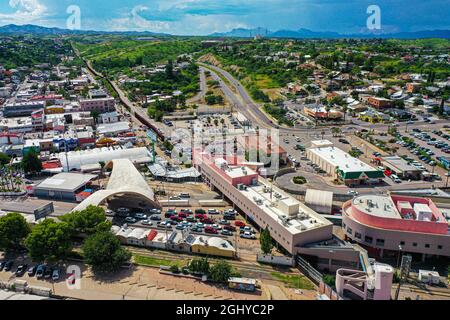 Border wall and gatehouse in Nogales Sonora in Mexico and Nogales Arizona in the United States. Frontier crossing, point of entry of the National Institute of Movement, INM, Nogales Customs - Nogales International Bridge- Nogales Border Port. Heroica Nogales, EU, USA, Border, Garita, border wall, migration. (Photo by Luis Gutierrez / NortePhoto.com)  Muro fronterizo y garita en Nogales Sonora en Mexico y Nogales Arizona en Estados Unidos. Cruce fornterizo, Punto de internacion del Instituto Nacional de Mogracion,  INM, Aduana Nogales - Puente Internacional Nogales-  Puerto Fronterizo Nogales. Stock Photo