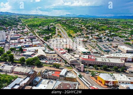 Border wall and gatehouse in Nogales Sonora in Mexico and Nogales Arizona in the United States. Frontier crossing, point of entry of the National Institute of Movement, INM, Nogales Customs - Nogales International Bridge- Nogales Border Port. Heroica Nogales, EU, USA, Border, Garita, border wall, migration. (Photo by Luis Gutierrez / NortePhoto.com)  Muro fronterizo y garita en Nogales Sonora en Mexico y Nogales Arizona en Estados Unidos. Cruce fornterizo, Punto de internacion del Instituto Nacional de Mogracion,  INM, Aduana Nogales - Puente Internacional Nogales-  Puerto Fronterizo Nogales. Stock Photo