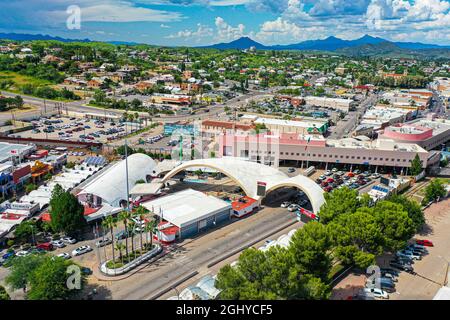 Border wall and gatehouse in Nogales Sonora in Mexico and Nogales Arizona in the United States. Frontier crossing, point of entry of the National Institute of Movement, INM, Nogales Customs - Nogales International Bridge- Nogales Border Port. Heroica Nogales, EU, USA, Border, Garita, border wall, migration. (Photo by Luis Gutierrez / NortePhoto.com)  Muro fronterizo y garita en Nogales Sonora en Mexico y Nogales Arizona en Estados Unidos. Cruce fornterizo, Punto de internacion del Instituto Nacional de Mogracion,  INM, Aduana Nogales - Puente Internacional Nogales-  Puerto Fronterizo Nogales. Stock Photo