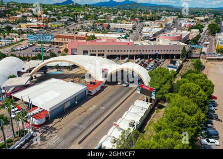 Border wall and gatehouse in Nogales Sonora in Mexico and Nogales Arizona in the United States. Frontier crossing, point of entry of the National Institute of Movement, INM, Nogales Customs - Nogales International Bridge- Nogales Border Port. Heroica Nogales, EU, USA, Border, Garita, border wall, migration. (Photo by Luis Gutierrez / NortePhoto.com)  Muro fronterizo y garita en Nogales Sonora en Mexico y Nogales Arizona en Estados Unidos. Cruce fornterizo, Punto de internacion del Instituto Nacional de Mogracion,  INM, Aduana Nogales - Puente Internacional Nogales-  Puerto Fronterizo Nogales. Stock Photo