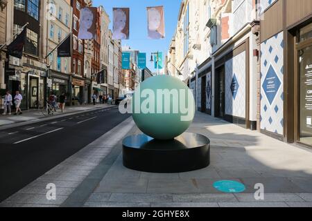London, UK. 07 September 2021. 'Art in Mayfair'. Sculpture 'Oeuvre (Duck)' by Gavin Turk on New Bond Street. Credit: Waldemar Sikora Stock Photo