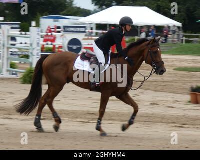 New York, Eua. 7th Sep, 2021. ARQUIVES*** (NEW) A Celebrity Win at The 2021 Hampton Classic Equestrian Competition on New York's Long Island. Sept 4, 2021, Bridgehampton, NY, USA: Noted Equestrian Georgina Bloomberg, Heiress and daughter of previous NY Mayor and Billionaire Tycoon Michael Bloomberg, takes the centerpiece at this year's Hampton Classic, for her elegant and stylish show-jump on this year's Hampton Classic Circuit. (Credit Image: © Julia Mineeva/TheNEWS2 via ZUMA Press Wire) Stock Photo