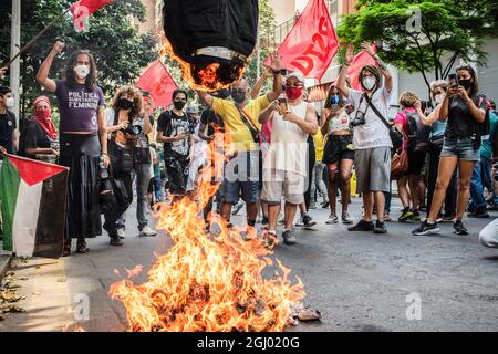 Belo Horizonte, Brazil. 07th Sep, 2021. Demonstrators burn an effigy of Jair Bolsonaro during the demonstration.Supporters of Jair Bolsonaro gathered at Praça da Liberdade in Belo Horizonte, Minas Gerais State capital in Brazil on Independence Day. Brazilians took to the streets as they commemorate their Independence Day to show both support and rejection for Jair Bolsonaro's administration. (Photo by Ivan Abreu/SOPA Images/Sipa USA) Credit: Sipa USA/Alamy Live News Stock Photo