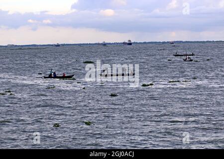 Hilsa fishing on the Meghna River. Chandpur, Bangladesh Stock Photo - Alamy