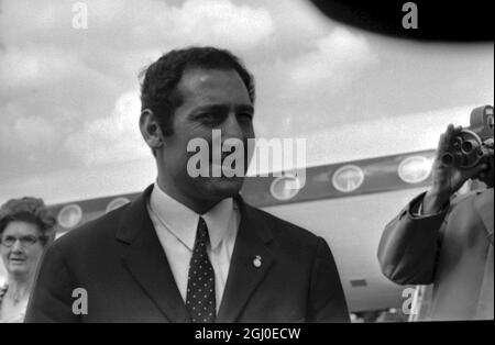 London Airport : Francisco Gento, forward with Real Madrid and skipper of the Spanish National soccer side, photographed when he and the other members of the national side arrived at London Airport this afternoon. Francisco will lead the Spanish team against England at Wembley on Wednesday. Spain, who fared so badly in last year's World Cup tournament (they surprisingly failed to make the quarter-finals of the cup), hope to regain some of their prestige with a good win over the England team which holds the Jules Rimet Trophy. 22nd May 1967 Stock Photo