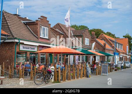 Das Schiffercafe am Tiessenklai in Kiel Holtenau, ehemals Läden von Schiffsausrüstern, die den in die Holtenaer Schleuse einfahrenden Handelsschiffen Stock Photo