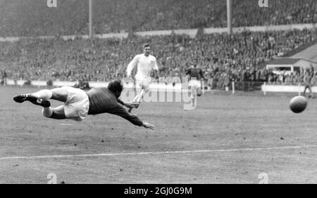 1966 FA Cup Final Everton v Sheffield Wednesday. Everton's third and winning goal is scored by outside-left, Derek Temple (out of shot) as Sheffield's goalkeeper, Ron Springett is well beaten. 14th May 1966 Stock Photo