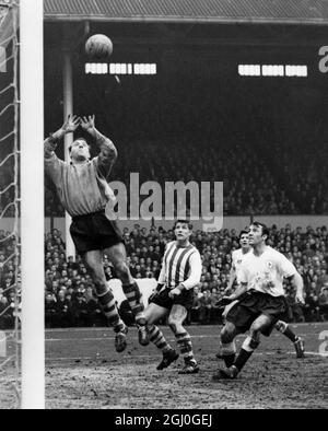 Tottenham Hotspur v Sheffield Wednesday. Ron Springett, the Sheffield Wednesday goalkeeper, pushes the ball over the bar, from a header by Jimmy Greaves, the Spurs' inside-left. 7th April 1962 Stock Photo