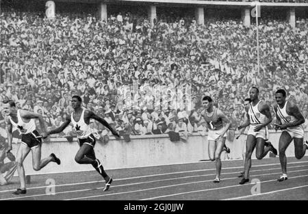 1936 Olympics, Berlin - The first handover of the 4x100-metre relay: Jesse Owens is already in the lead and passes the baton on to Metcalfe. Canada had a curve advantage and here still lies in front. Erster Wechsel der 4x100-metre Staffel: Jesse Owens (vierte Bahn) hat schon Terrain erobert und gibt den Stab an Metcalfe weiter. Canada hatte Kurvenvorgabe und liegt hier noch in Front. ©TopFoto Stock Photo