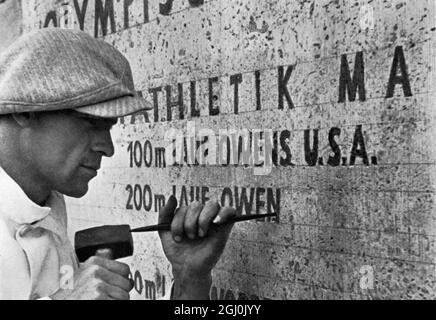 1936 Olympics, Berlin - The names of the Olympic winners being engraved on stone (Die Namen der Olympia-Sieger wurden in den Stein zu beiden Sciten des Marathontores eingemeisselt und mit Blei ausgegossen.) ©TopFoto Stock Photo