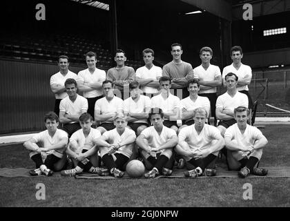 official group of Derby County FC 1961-62 Back row left to right: Jack Parry ; Peter Thompson ; Ken Oxford ; Ray Young ; Terry Adlington ; Brian Daykin ; Des Palmer Centre row: L to R : E Hutchinson , G Barrowcliffe ; Phil Waller ; Glyn Davies ; W Curry , A Conwell . Front row L to R: Roby ; Geoff Campion ; G Stephenson ; Ron Webster ; Nick Hopkinson ; John Richardson 18th August 1961 Stock Photo
