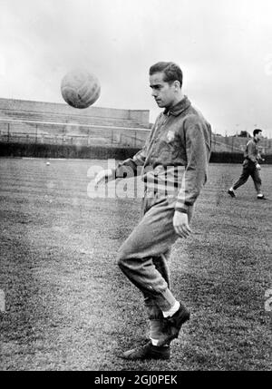 Barcelona 's Suarez trains . Prague ; Suarez of the Barcelona Football team trains here on 14 March , for their match against Spartak Hradec Kralove . 16 March 1961 Stock Photo