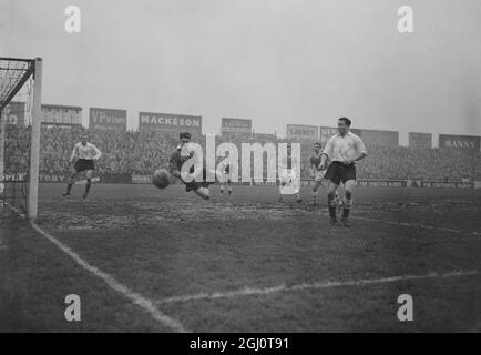 FULHAM V BOLTON WANDERERS FOOTBALL MATCH 6 FEBRUARY 1960 Stock Photo